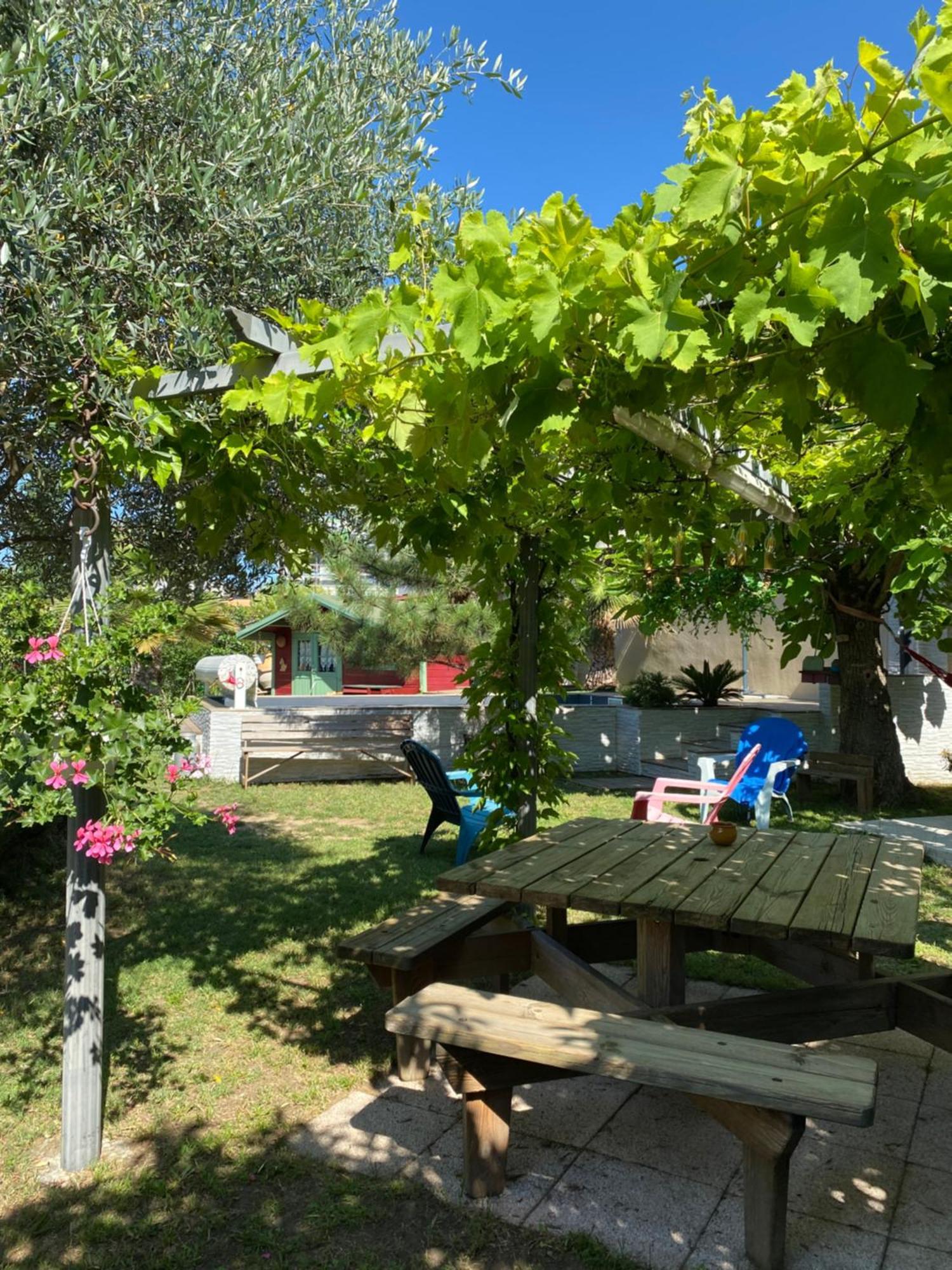 Chambre D'Hotes Le Cypres Bleu Bed & Breakfast Roussillon  Exterior photo