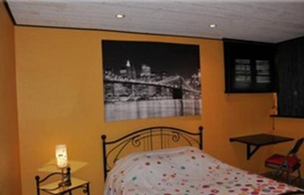 Chambre D'Hotes Le Cypres Bleu Bed & Breakfast Roussillon  Room photo